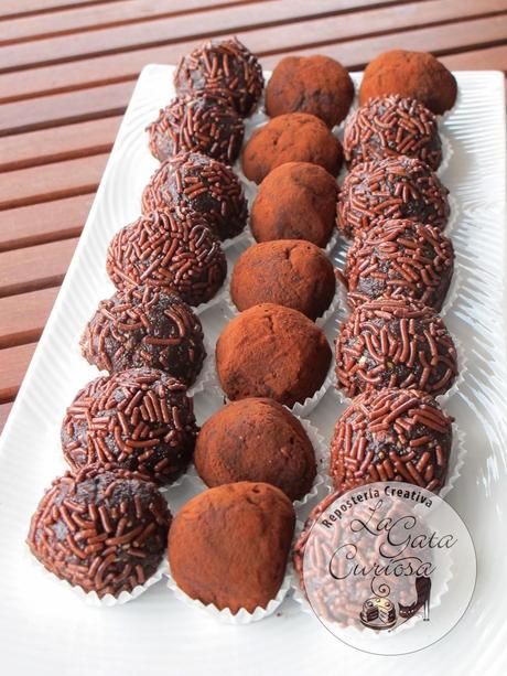 TRUFAS DE CHOCOLATE Y AVELLANA TRUFAS DE CHOCOLATE Y AVELLANA