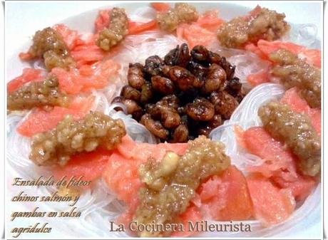 Ensalada de fideos chinos Vermicelli con salmón y gambas en salsa agridulce