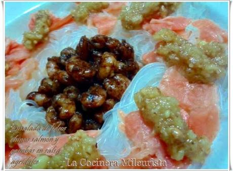 Ensalada de fideos chinos Vermicelli con salmón y gambas en salsa agridulce