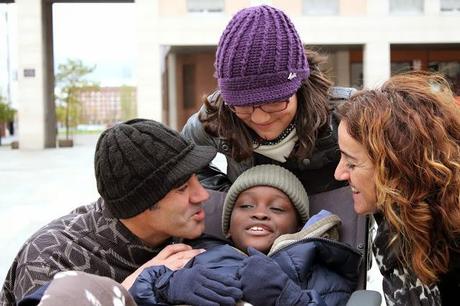 Cecilia Sebastián, auxiliar en el Hospital Quirón, en Vitoria, su marido, Javier Granados, y su hija, María, se convirtieron en la familia de acogida de Henry.