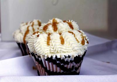 Cupcakes rellenos de caramelo y crema mascarpone - Cakes a medida Receta Cupcakes rellenos de caramelo y crema mascarpone