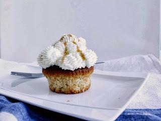 Cupcakes rellenos de caramelo y crema mascarpone - Cakes a medida Receta Cupcakes rellenos de caramelo y crema mascarpone