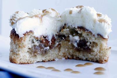 Cupcakes rellenos de caramelo y crema mascarpone - Cakes a medida Receta Cupcakes rellenos de caramelo y crema mascarpone