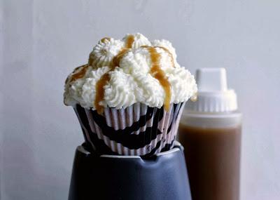 Cupcakes rellenos de caramelo y crema mascarpone - Cakes a medida Receta Cupcakes rellenos de caramelo y crema mascarpone