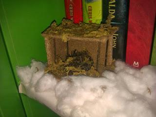 Trucos para decorar tu estantería de Navidad Trucos para decorar tu estantería de Navidad