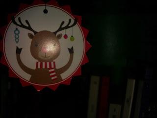 Trucos para decorar tu estantería de Navidad Trucos para decorar tu estantería de Navidad