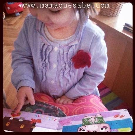 Libros infantiles: indispensables en nuestros juegos. Los libros para señalar cosas cotidianas le gustan mucho