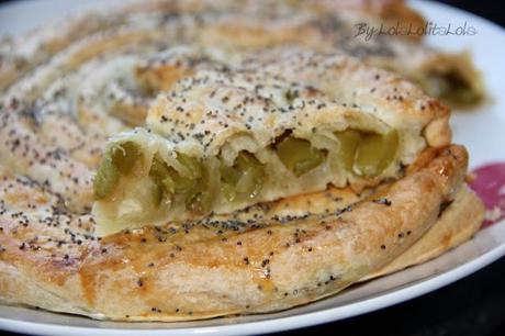 CARACOLA DE HOJALDRE CON PIMIENTOS CARACOLA DE HOJALDRE CON PIMIENTOS