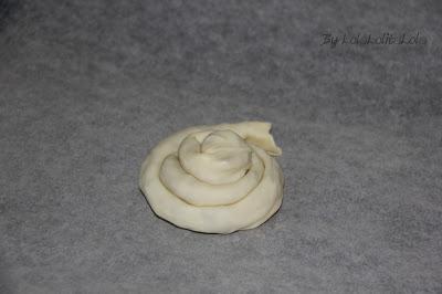 CARACOLA DE HOJALDRE CON PIMIENTOS CARACOLA DE HOJALDRE CON PIMIENTOS