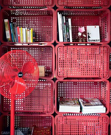 UNA LIBRERIA SEPARADORA CON CAJAS DE PLASTICO UNA LIBRERIA SEPARADORA CON CAJAS DE PLASTICO