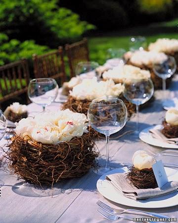Centros de mesa similares a nidos con flores dentro Obsequio invitados