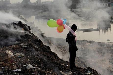Jugando con globos en un estercolero de Bangladesh