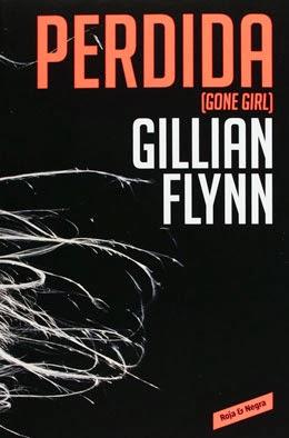 En un caluroso día de verano, Amy y Nick se disponen a celebrar su quinto aniversario de bodas en North Carthage, a orillas del río Mississippi. Pero Amy desaparece esa misma mañana sin dejar rastro. A medida que la investigación policial avanza las sospechas recaen sobre Nick. Sin embargo, Nick insiste en su inocencia. Es cierto que se muestra extrañamente evasivo y frío, pero ¿es un asesino?Perdidaarranca como todo buenthrillerque se precie: una mujer desaparecida, una investigación policial... Peroes quePerdidano es solo un buenthriller. Es una obra maestra. Unthrillerpsicológico brillante con una trama tan apasionante y giros tan inesperados que es absolutamente imposible parar de leer.Perdidaes también una novela sobre el lado más oscuro del matrimonio, sobre los engaños, las decepciones, la obsesión, el miedo. Una radiografía completamente actual de los medios de comunicación y su capacidad para modelar la opinión pública. Pero sobre todo es la historia de amor de dos personas perdidamente enamoradas. Títulos propuestos para su lectura en Febrero 2014