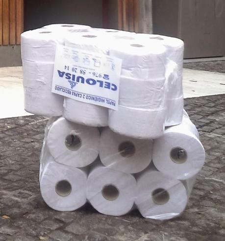 Papel higiénico en la puerta de una Biblioteca Papel higiénico en la puerta de una Biblioteca