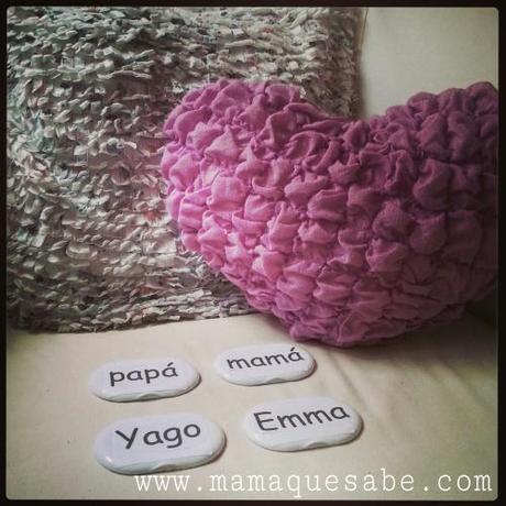 Jugamos con palabras escritas: aproximación a la lectura. El material me resultó muy atractivo para jugar: son las tapas de toallitas