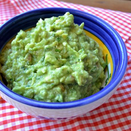 NACHOS CASEROS CON GUACAMOLE NACHOS CASEROS CON GUACAMOLE