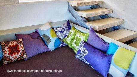 Cabaña noruega de madera en declive sobre pendiente. Cabaña noruega de madera en declive sobre pendiente.