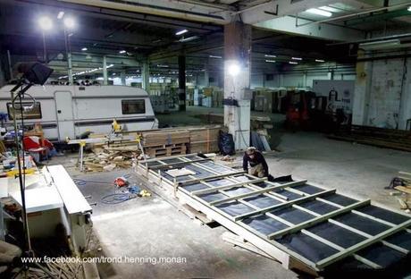 Cabaña noruega de madera en declive sobre pendiente. Cabaña noruega de madera en declive sobre pendiente.