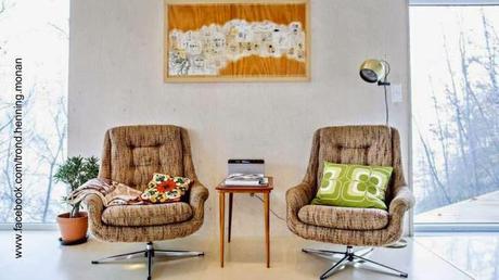 Cabaña noruega de madera en declive sobre pendiente. Cabaña noruega de madera en declive sobre pendiente.