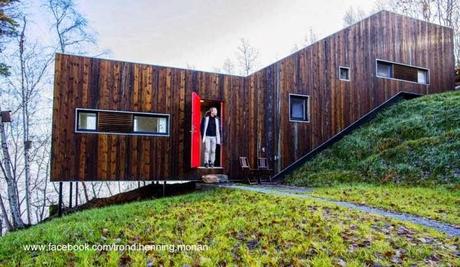 Cabaña noruega de madera en declive sobre pendiente. Cabaña noruega de madera en declive sobre pendiente.