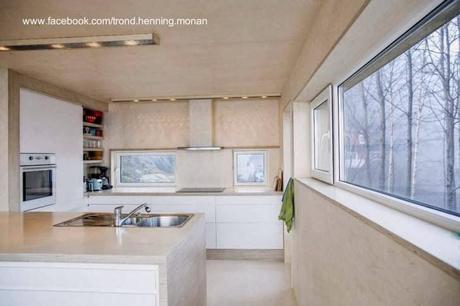 Cabaña noruega de madera en declive sobre pendiente. Cabaña noruega de madera en declive sobre pendiente.