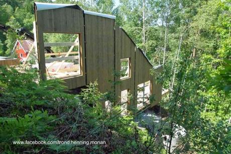 Cabaña noruega de madera en declive sobre pendiente. Cabaña noruega de madera en declive sobre pendiente.