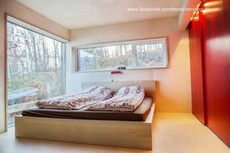 Cabaña noruega de madera en declive sobre pendiente. Cabaña noruega de madera en declive sobre pendiente.