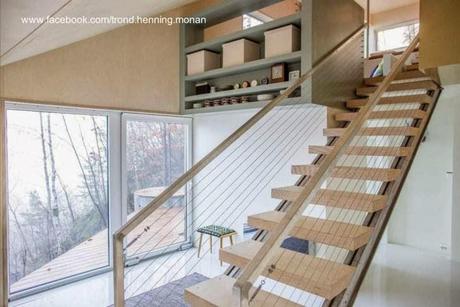 Cabaña noruega de madera en declive sobre pendiente. Cabaña noruega de madera en declive sobre pendiente.