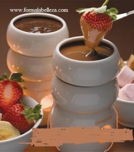 2 fresas con chocolate SOMOS MUY GUAPAS