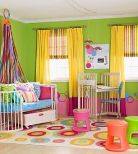 Lindas coloridas habitaciones de bebé
