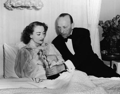 Alma en suspiro Crawford Receives Oscar In Bed