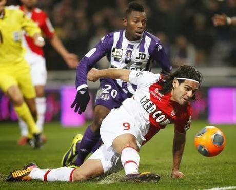Falcao se lesiona la rodilla izquierda en el partido ante el Chasselay Falcao se lesiona la rodilla izquierda en el partido ante el Chasselay