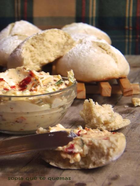 SCOTCH BAPS (PANECILLOS INGLESES) CON MANTEQUILLA DE ROMERO Y TOMATES SECOS SCOTCH BAPS (PANECILLOS INGLESES) CON MANTEQUILLA DE ROMERO Y TOMATES SECOS