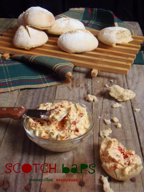 SCOTCH BAPS (PANECILLOS INGLESES) CON MANTEQUILLA DE ROMERO Y TOMATES SECOS SCOTCH BAPS (PANECILLOS INGLESES) CON MANTEQUILLA DE ROMERO Y TOMATES SECOS