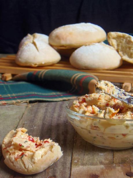 SCOTCH BAPS (PANECILLOS INGLESES) CON MANTEQUILLA DE ROMERO Y TOMATES SECOS SCOTCH BAPS (PANECILLOS INGLESES) CON MANTEQUILLA DE ROMERO Y TOMATES SECOS