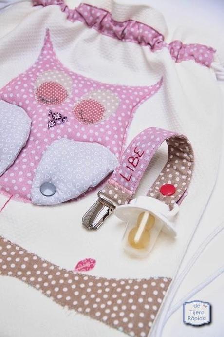 Mochila buho con chupetero a juego Mochila para guarderia buho personalizada