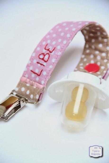 Mochila buho con chupetero a juego Pinza para chupeta bordada