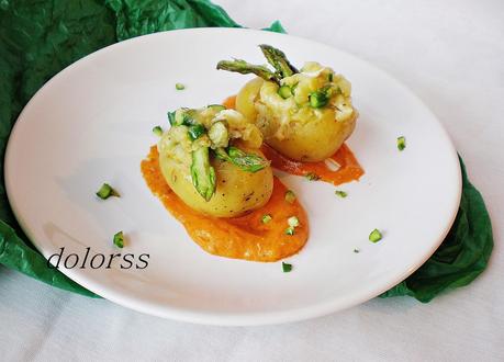 Patatas rellenas de espárragos trigueros y queso de cabra sobre lecho de romesco Patatas rellenas de espárragos trigueros y queso de cabra sobre lecho de romesco