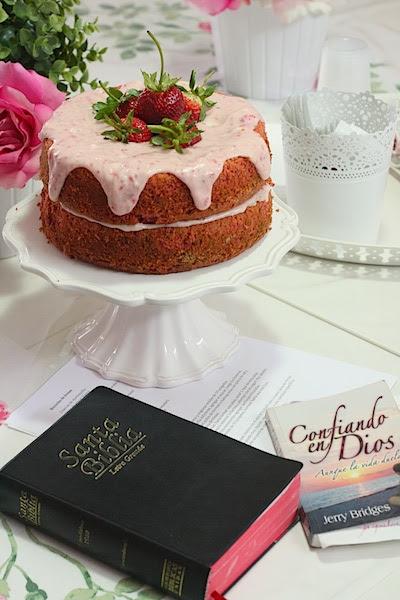 Bizcocho de fresas (naked or rustic cake) Bizcocho de fresas (naked or rustic cake)