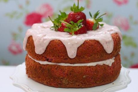 Bizcocho de fresas (naked or rustic cake) Bizcocho de fresas (naked or rustic cake)
