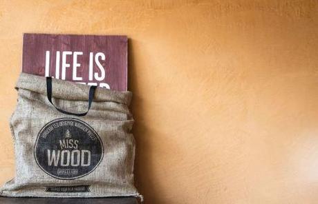 #Miss Wood, algo más que un simple trozo de madera, Bienvenidos a quantik!!! Todos los Woodies vienen con un mágnifico packaging que se convierte en bolsa…genial!!!