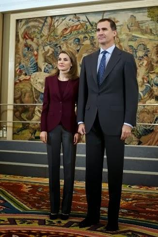 Letizia repite tras quince días look ejecutivo granate Letizia repite tras quince días look ejecutivo granate