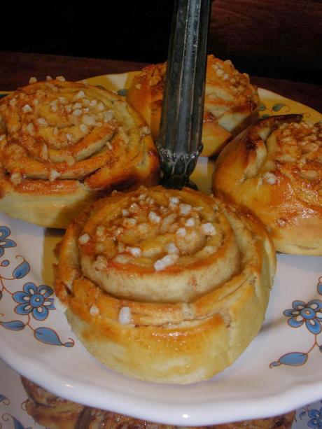 KANELBULLAR-ROLLITOS-DE-CANELA-SUECOS ROLLITO-DE-CANELA-CON-AZÚCAR-PERLADO