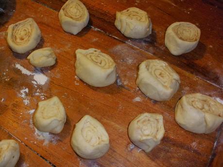 KANELBULLAR-ROLLITOS-DE-CANELA-SUECOS FORMADO-DE-LOS-ROLLITOS-DE-CANELA