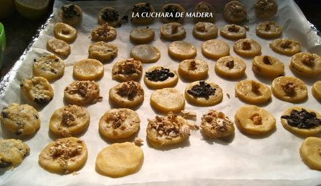 GALLETAS SALADAS DE QUESO CON RELLENOS DIFERENTES DE CHAMPIÑONES, ACEITUNAS O NUECES GALLETAS SALADAS DE QUESO CON RELLENOS DIFERENTES DE CHAMPIÑONES, ACEITUNAS O NUECES