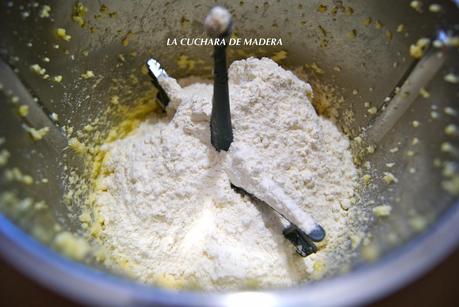 GALLETAS SALADAS DE QUESO CON RELLENOS DIFERENTES DE CHAMPIÑONES, ACEITUNAS O NUECES GALLETAS SALADAS DE QUESO CON RELLENOS DIFERENTES DE CHAMPIÑONES, ACEITUNAS O NUECES