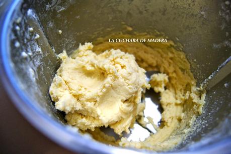 GALLETAS SALADAS DE QUESO CON RELLENOS DIFERENTES DE CHAMPIÑONES, ACEITUNAS O NUECES GALLETAS SALADAS DE QUESO CON RELLENOS DIFERENTES DE CHAMPIÑONES, ACEITUNAS O NUECES