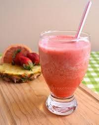 ZUMO DE PIÑA, FRESAS, LIMA Y MENTA ZUMO DE PIÑA, FRESAS, LIMA Y MENTA