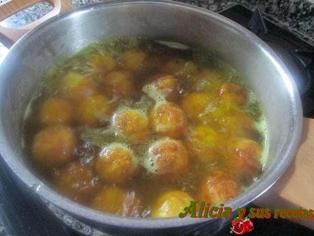 ALBÓNDIGAS DE BACALAO EN SOPA ALBÓNDIGAS DE BACALAO EN SOPA