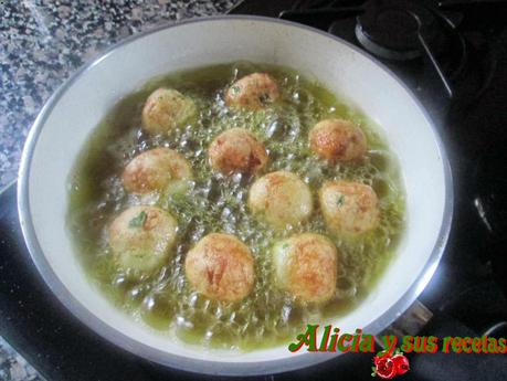 ALBÓNDIGAS DE BACALAO EN SOPA ALBÓNDIGAS DE BACALAO EN SOPA